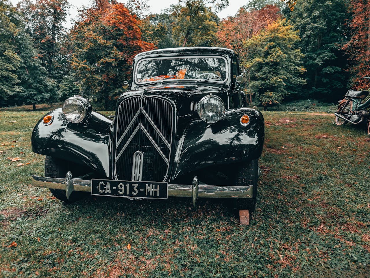 Vintage Citroën car displayed in a scenic autumn park in Méry-sur-Oise, France.